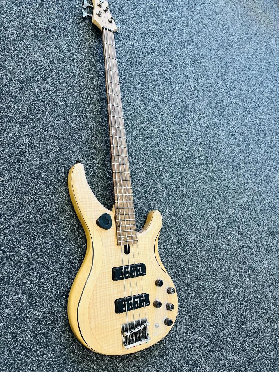 Baskytara Yamaha