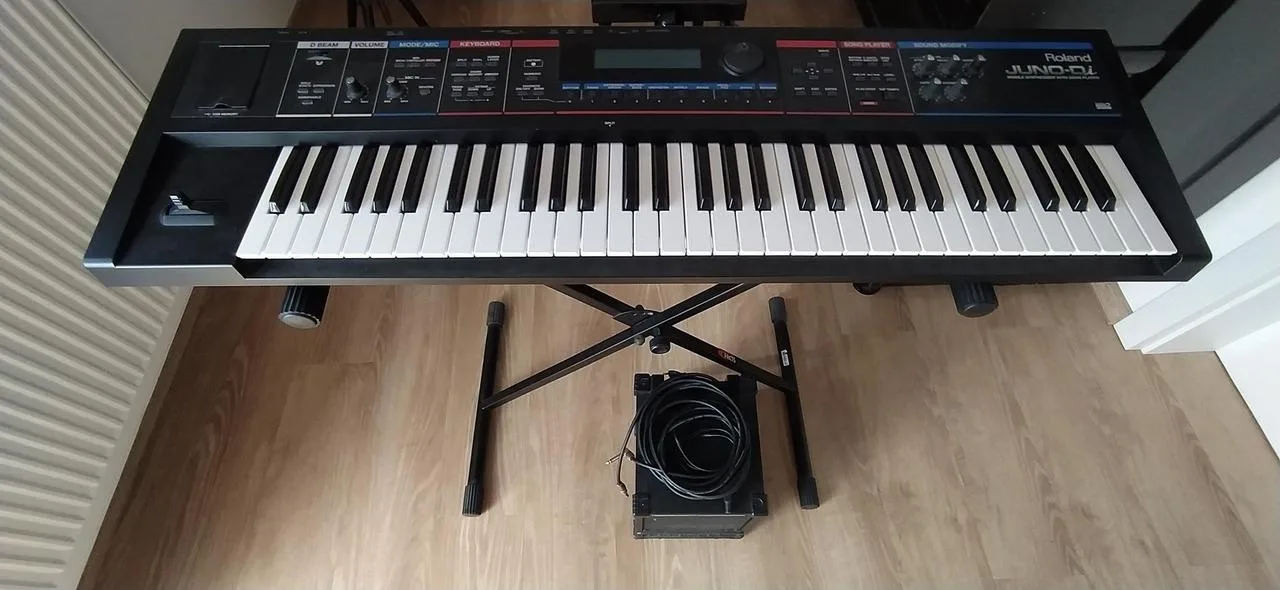 Syntezátor Roland Juno Di + monitor Roland CM 30