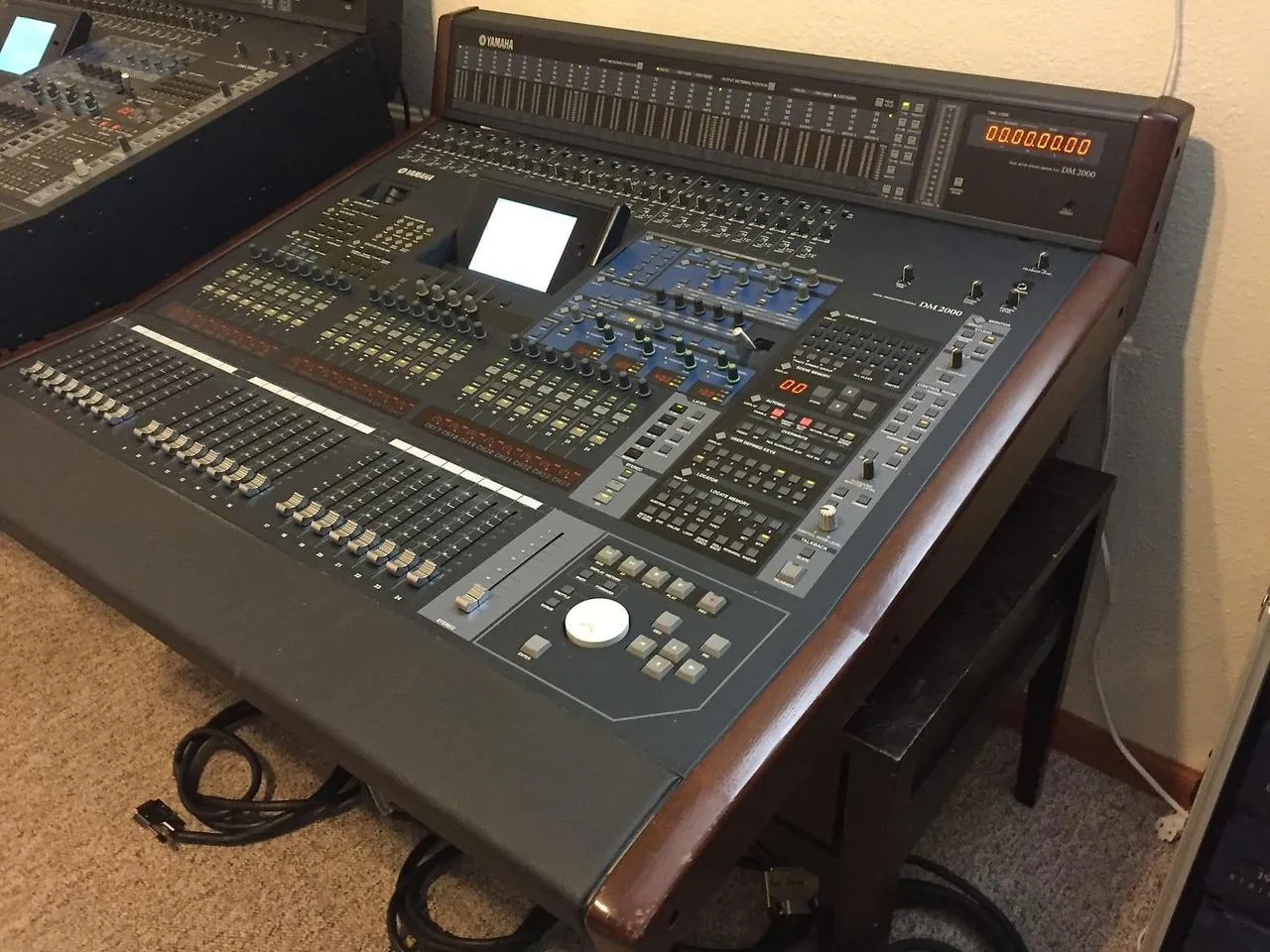 mixážní pult YAMAHA DM 2000 VCM
