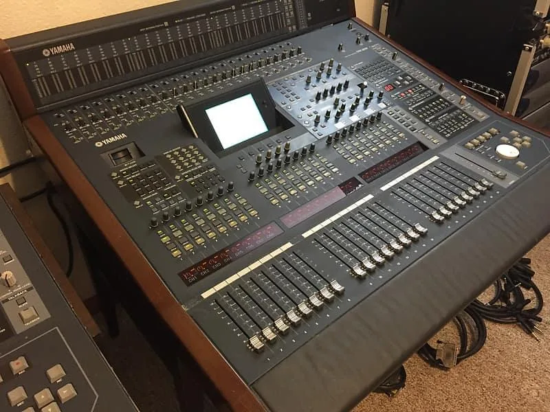mixážní pult YAMAHA DM 2000 VCM