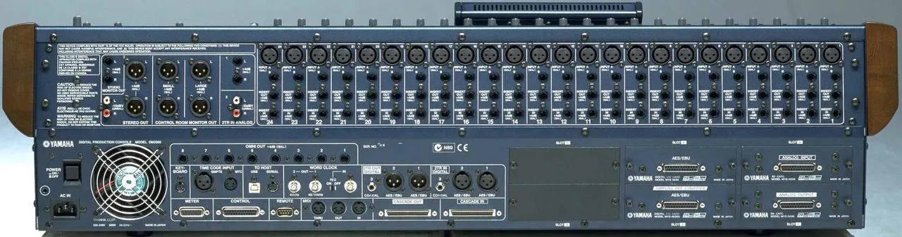 mixážní pult YAMAHA DM 2000 VCM