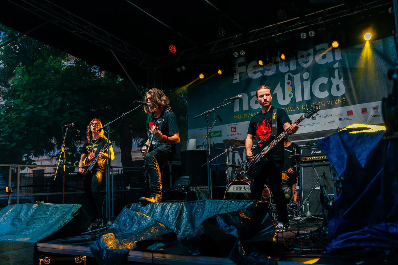 METALOVÁ KAPELA HLEDÁ ZPĚVÁKA