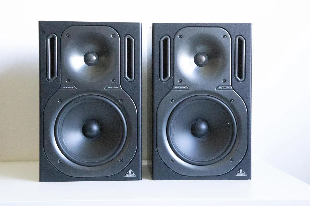 Behringer TRUTH B2030A