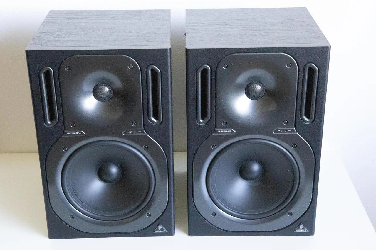 Behringer TRUTH B2030A