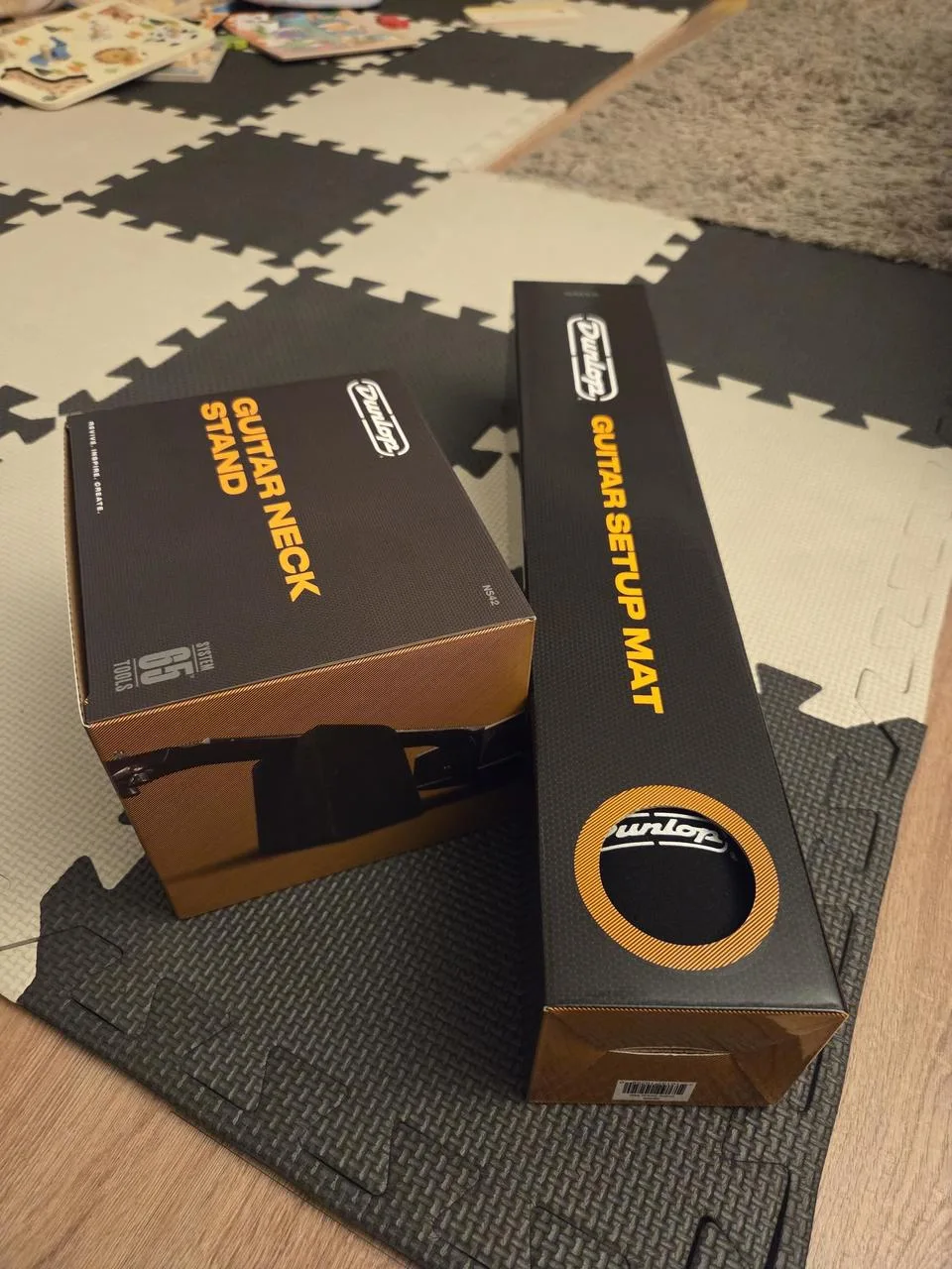 Nepoužitá podložka pod kytaru/basu Dunlop + držák na krk