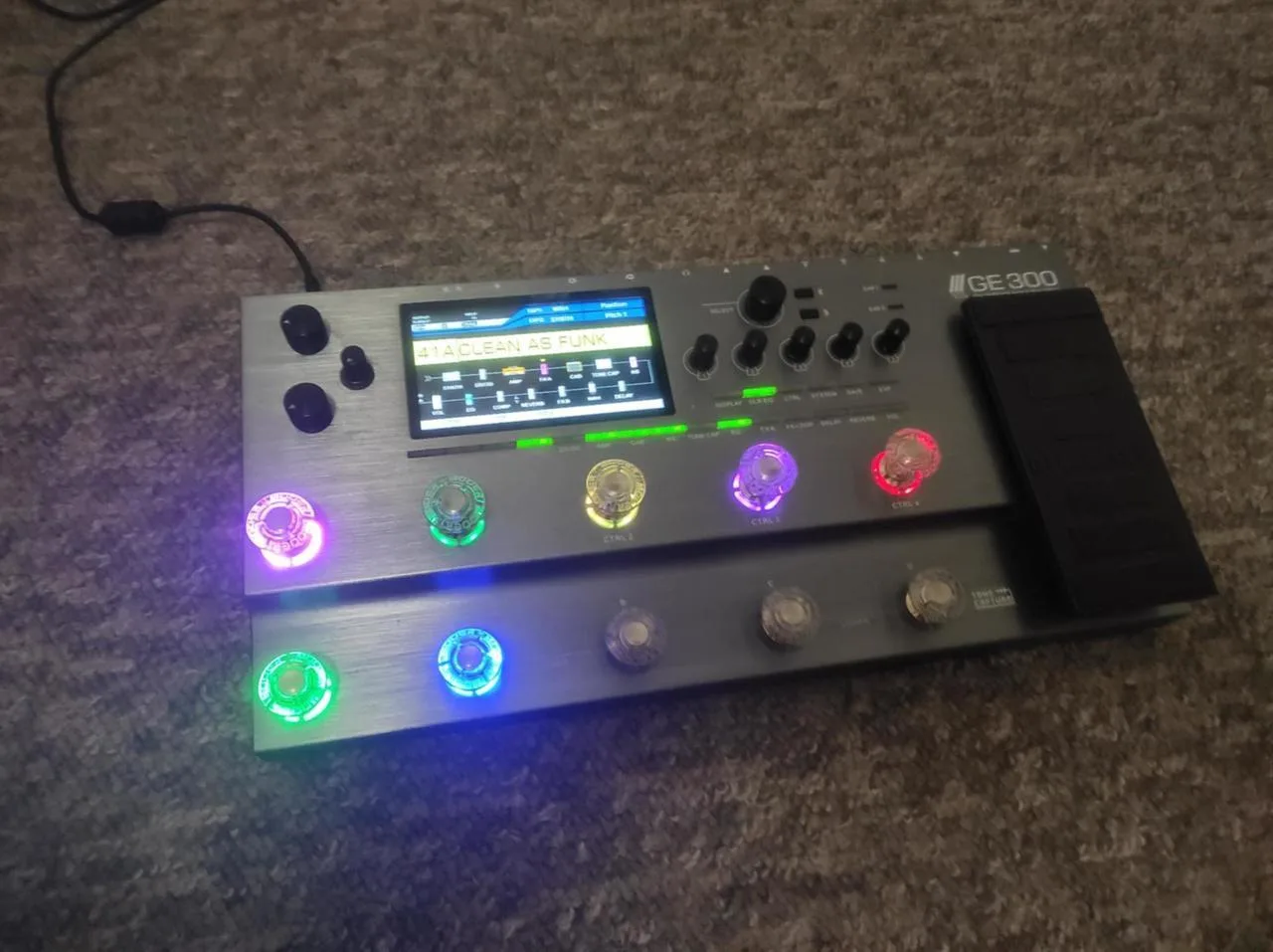 Mooer GE-300 s Kufrem a příslušenstvím