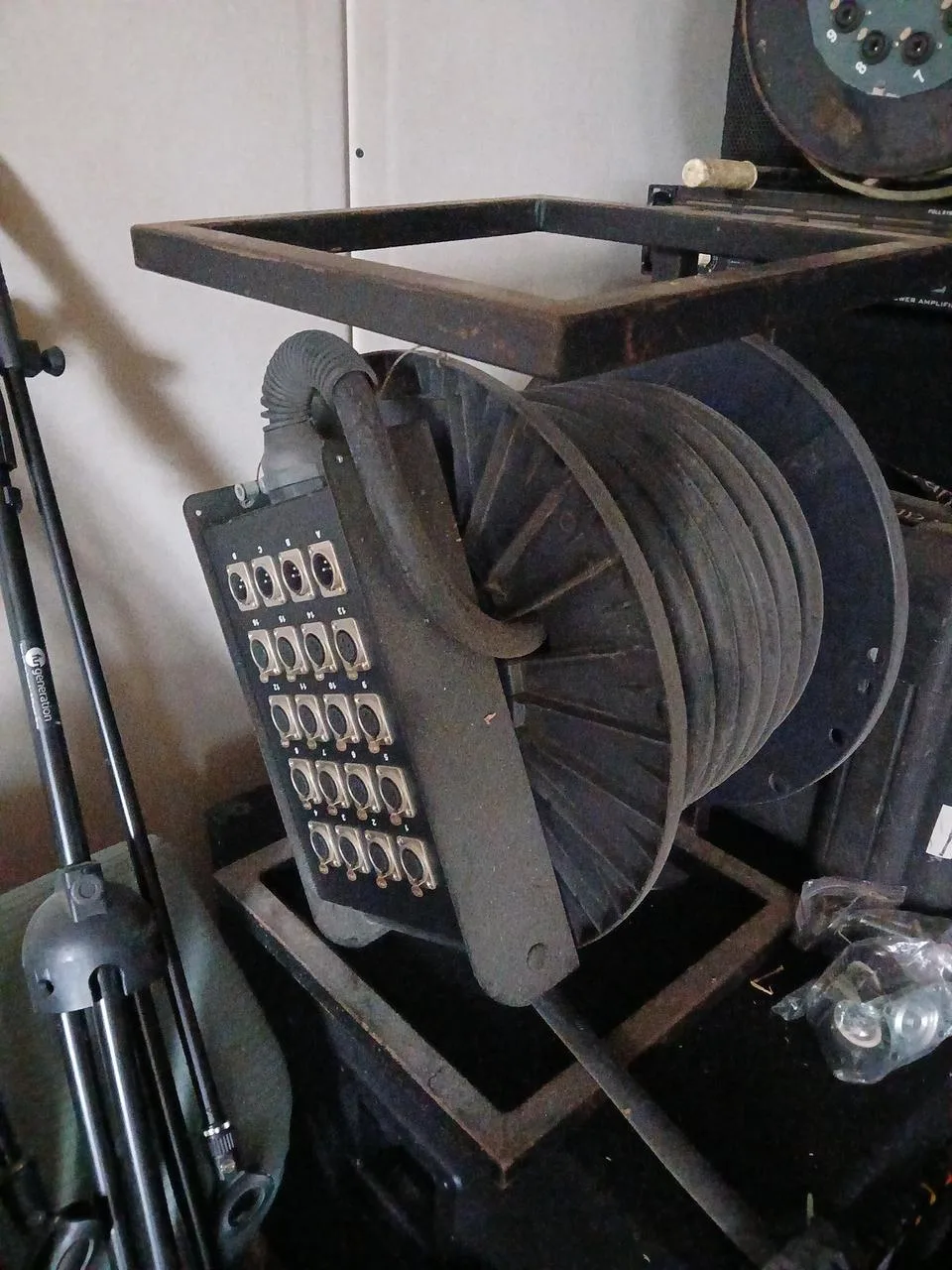 Párový kabel 30 metrů na bubnu, 20 žil, 16 vstupů, 4 výstupy