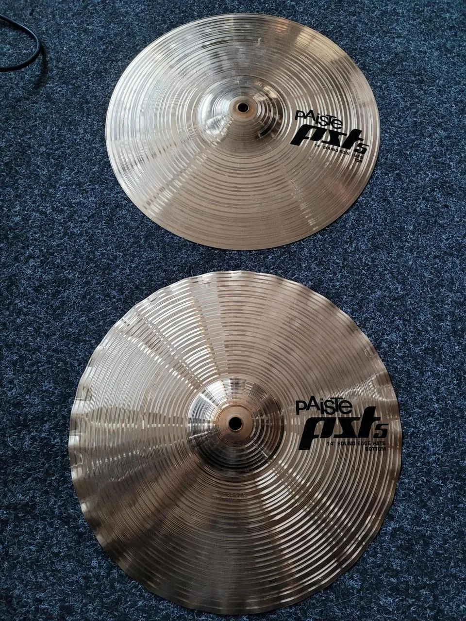 Úklid zkušebny, paiste část rock setu, činely