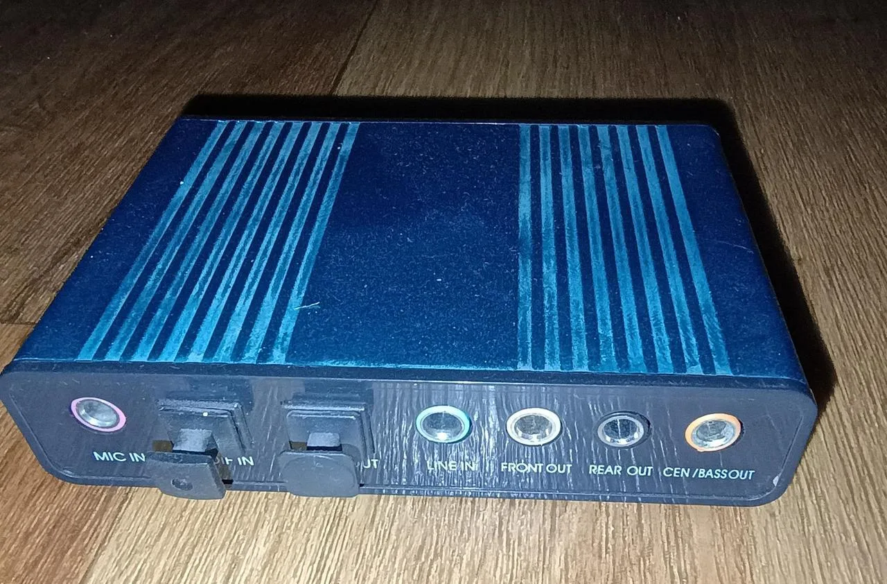 externí zvuková karta (často označovaná jako USB Sound Box n