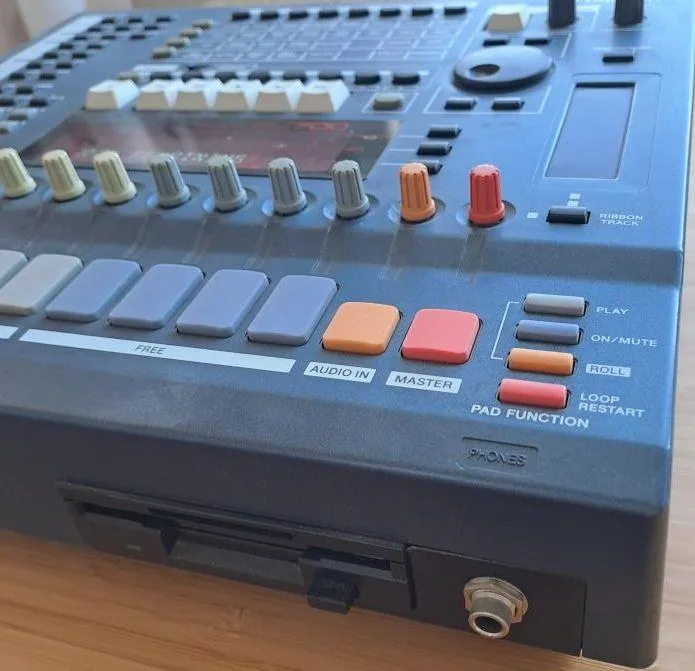 Yamaha SU-700 sampler