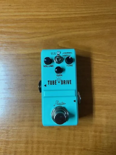 Rowin Tube Drive – malý overdrive/boost, hraje skvěle, levně