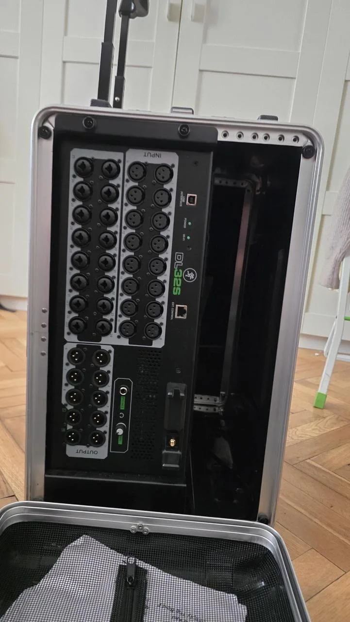 RYCHLÝ PRODEJ: Mackie DL32S v Proel racku (Stav nového)