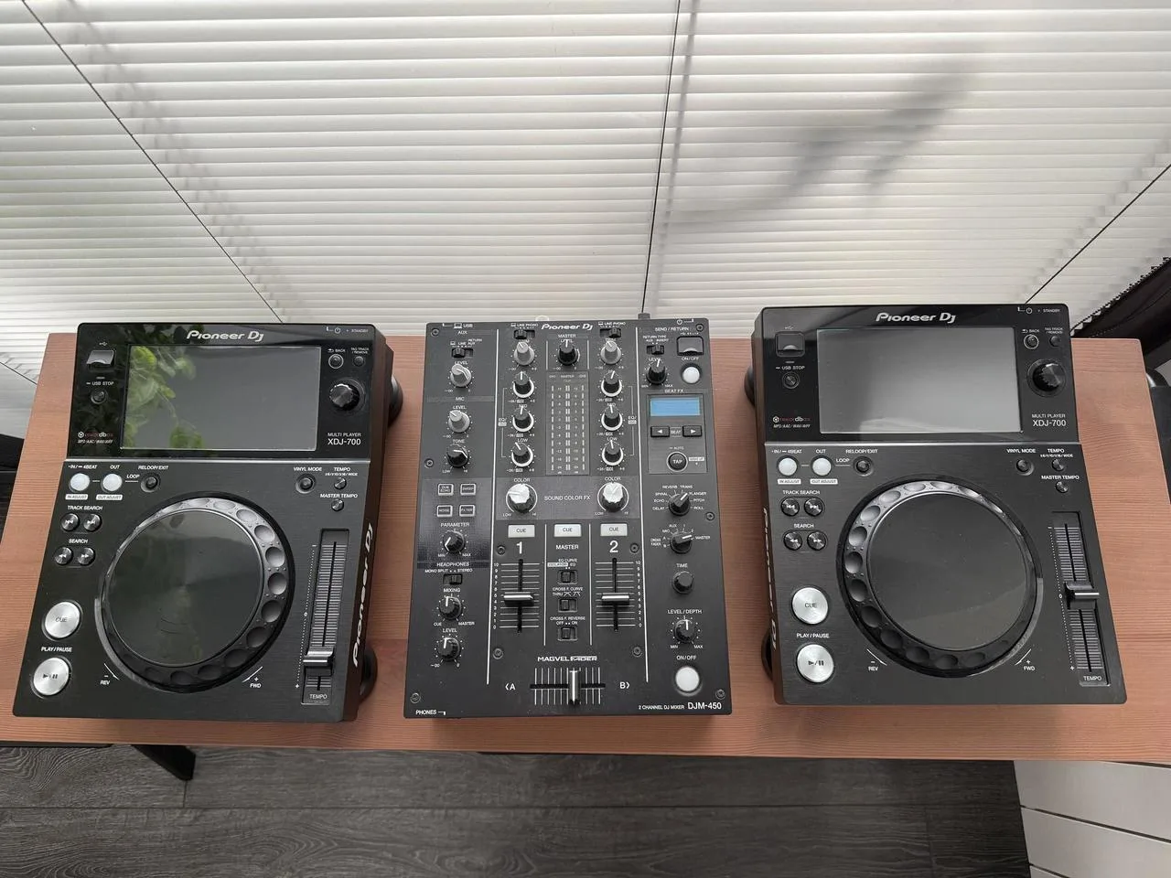 Prodám Pioneer XDJ-700 a DJM 450