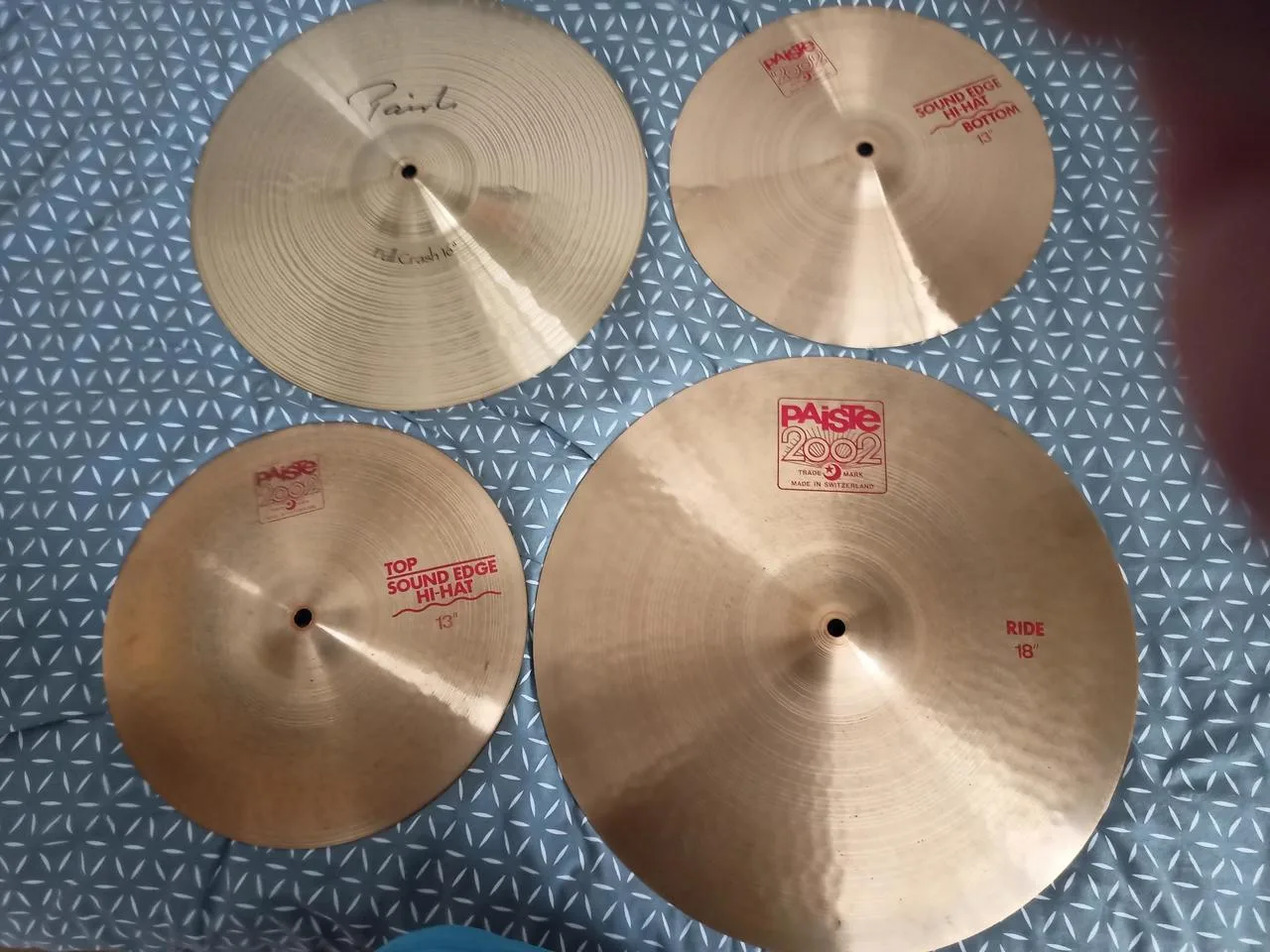 Sadu činelů zn. Paiste řady 2002 a signature
