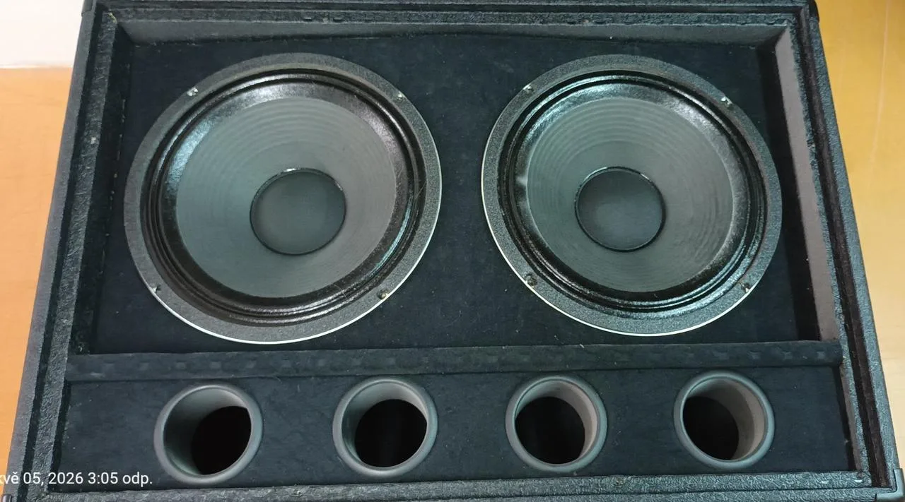 Prázdná bedna 2x 12" vhodná pro basové repráky.