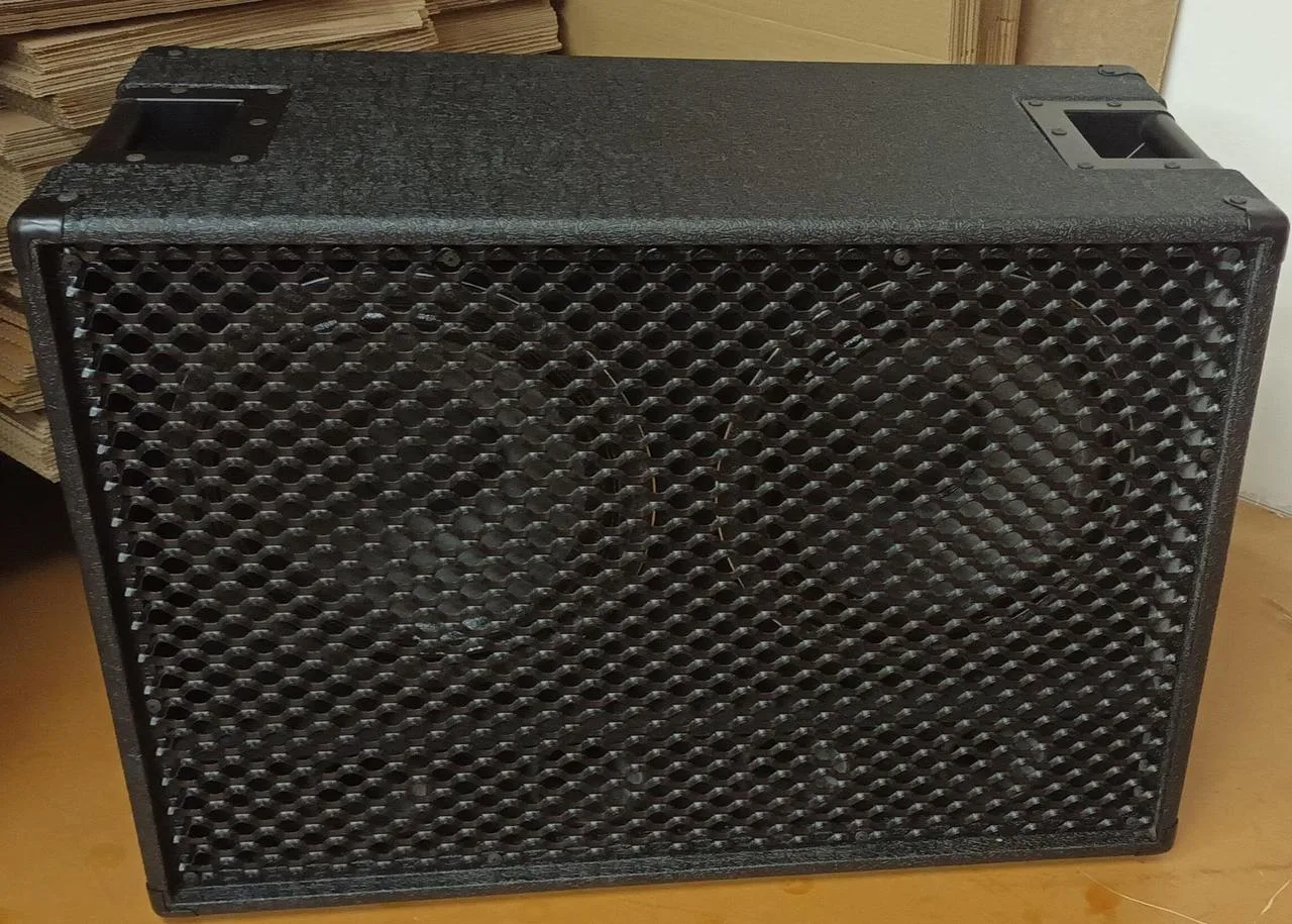 Prázdná bedna 2x 12" vhodná pro basové repráky.