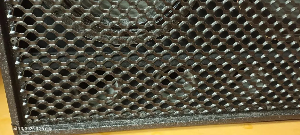 Prázdná bedna 2x 12" vhodná pro basové repráky.