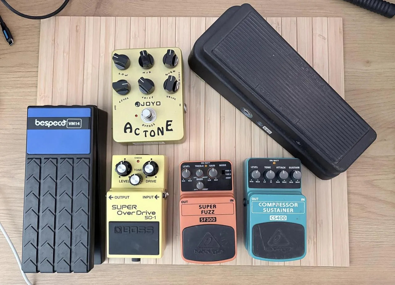 Gitarove efekty - Boss, Fuzz, Comp, Wah, Volume,...