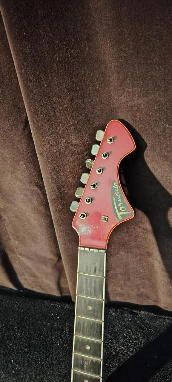 Koupím originální kobylku a pickguard Jolana Tornádo