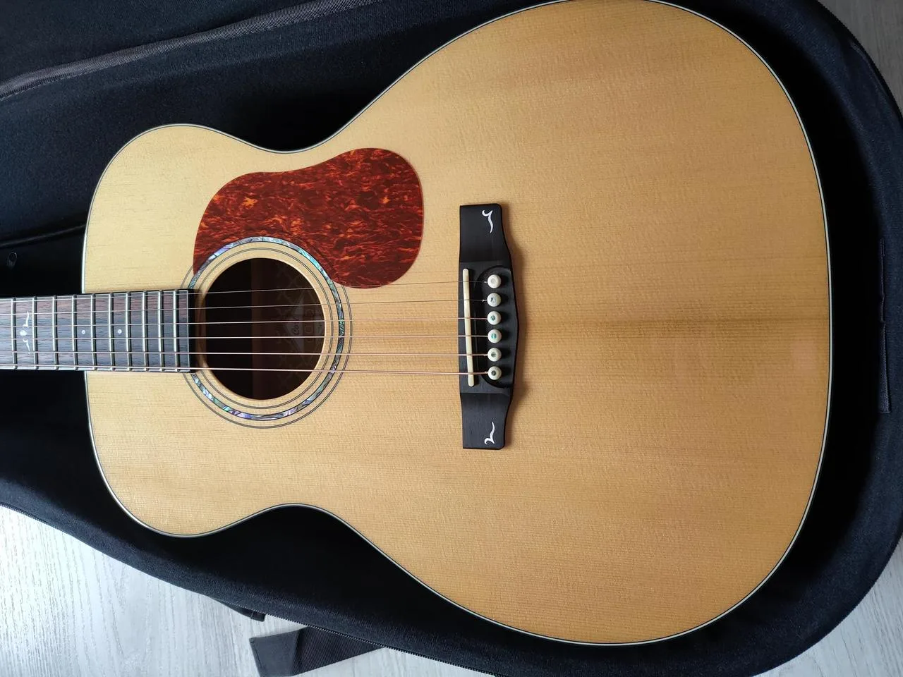 Cort O6 Gold - akustická celomasívna gitara
