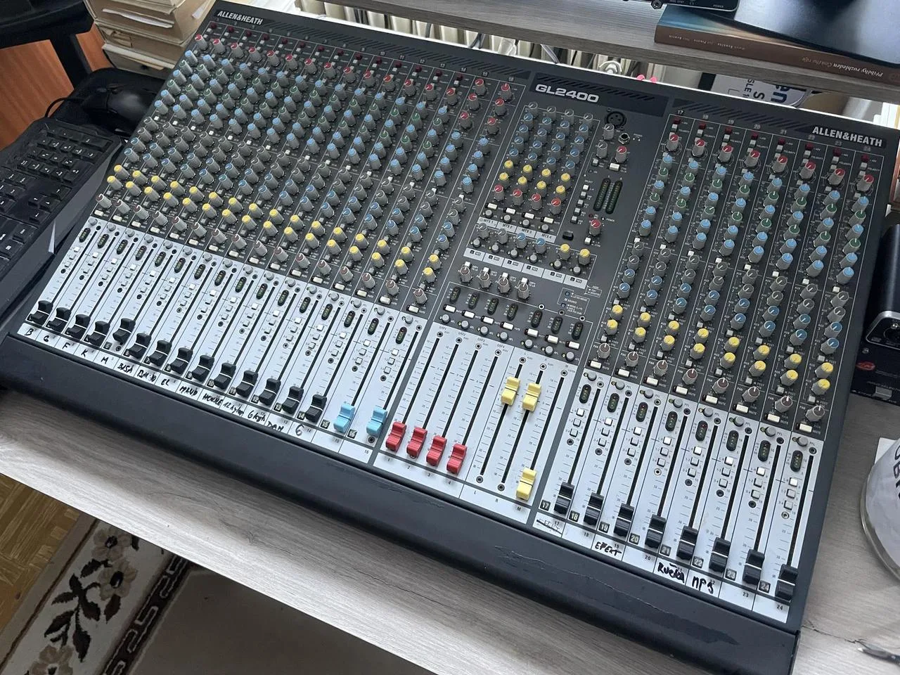 Allen&Heath GL2400 24 vstupů