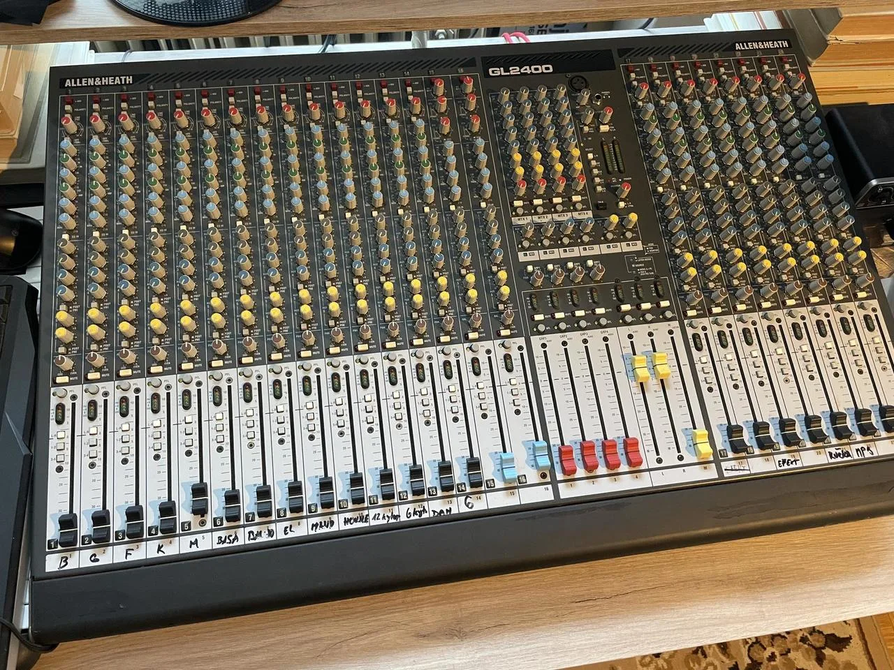 Allen&Heath GL2400 24 vstupů