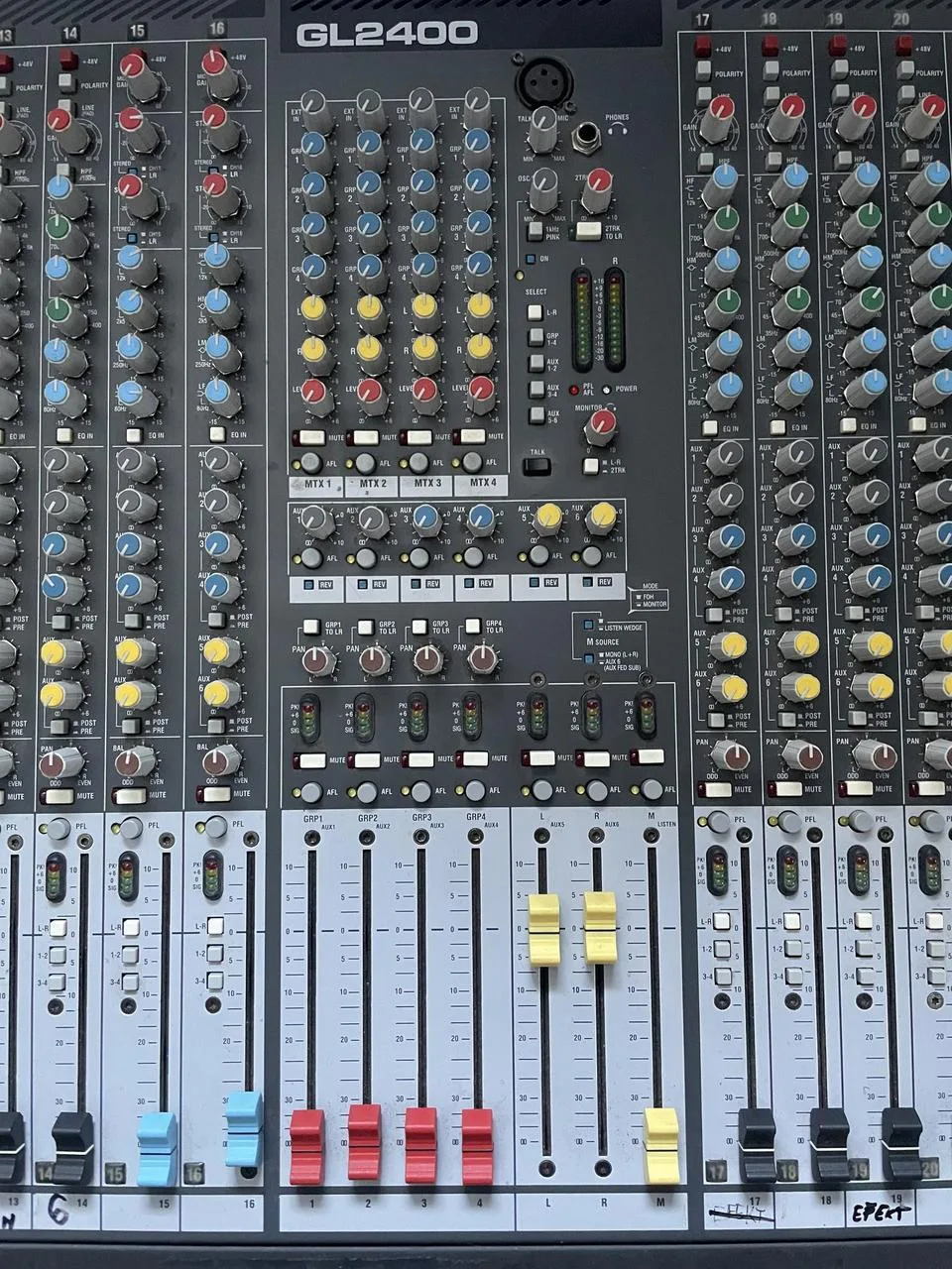 Allen&Heath GL2400 24 vstupů