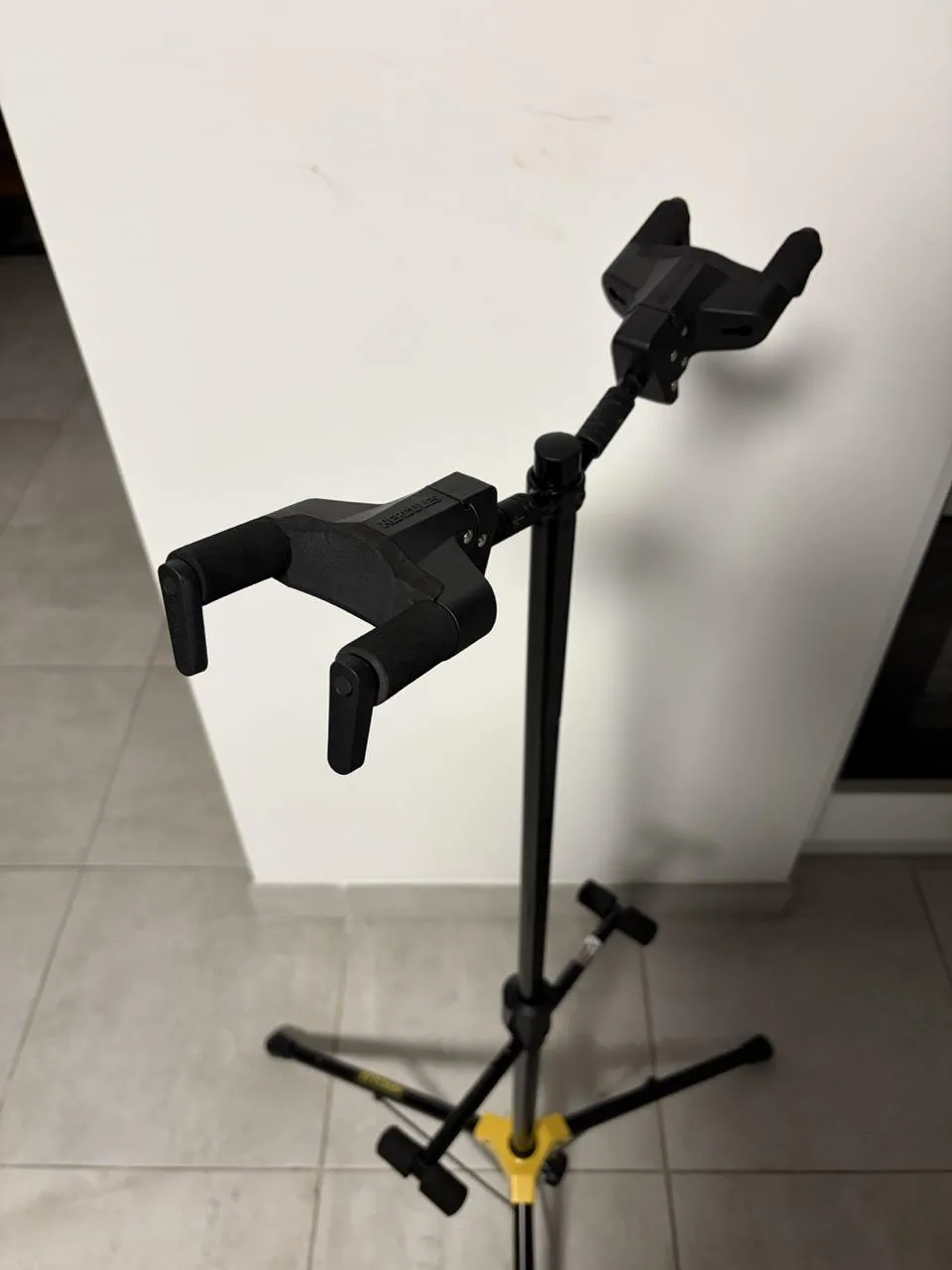 Stojan na kytary Hercules GS422B Plus (REZERVACE)