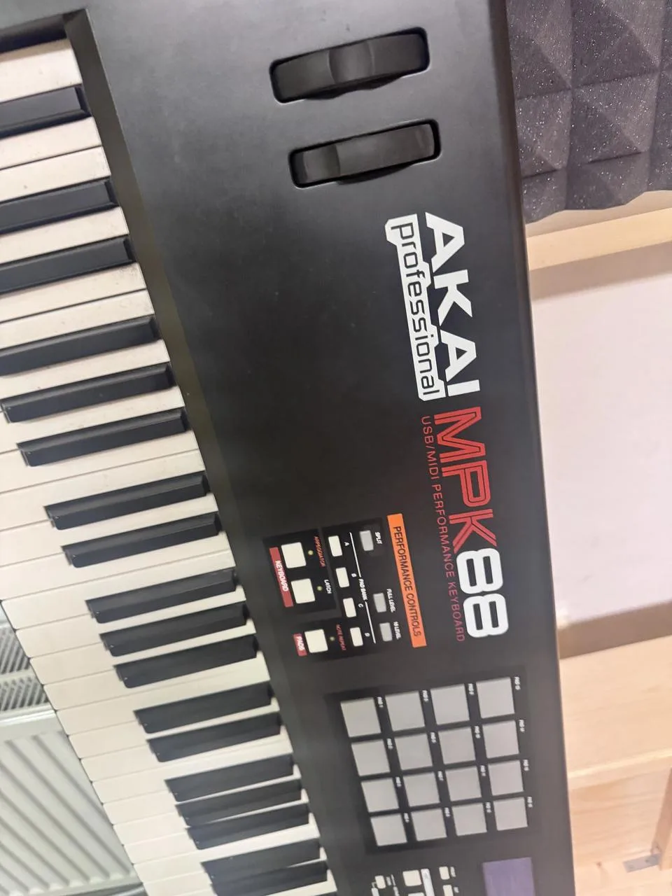 Akai MPK88 midi
