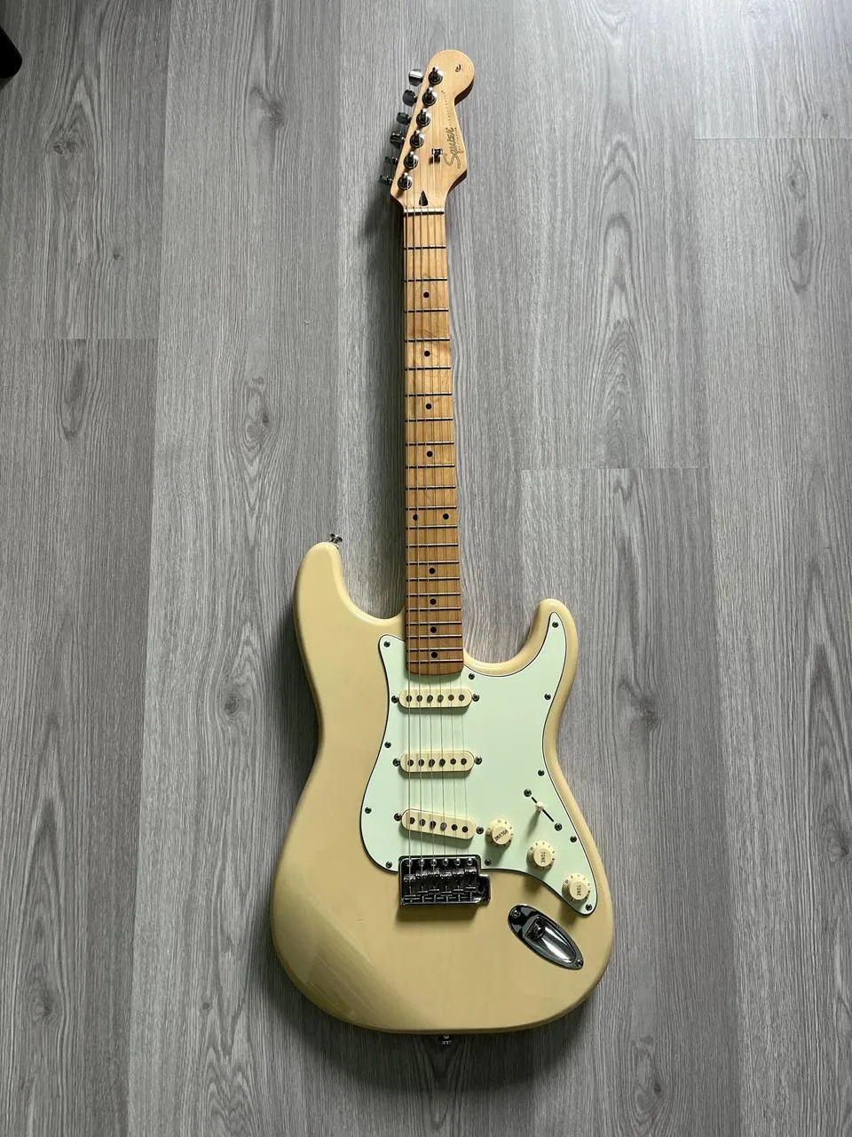 Squier Pro Tone Stratocaster (1997) + příslušenství