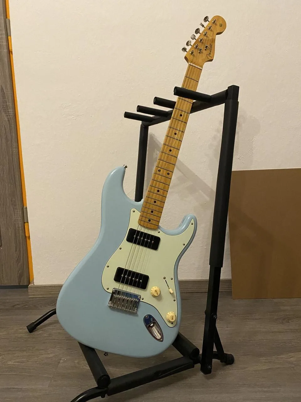 Fender Noventa Stratocaster MN – Daphne Blue