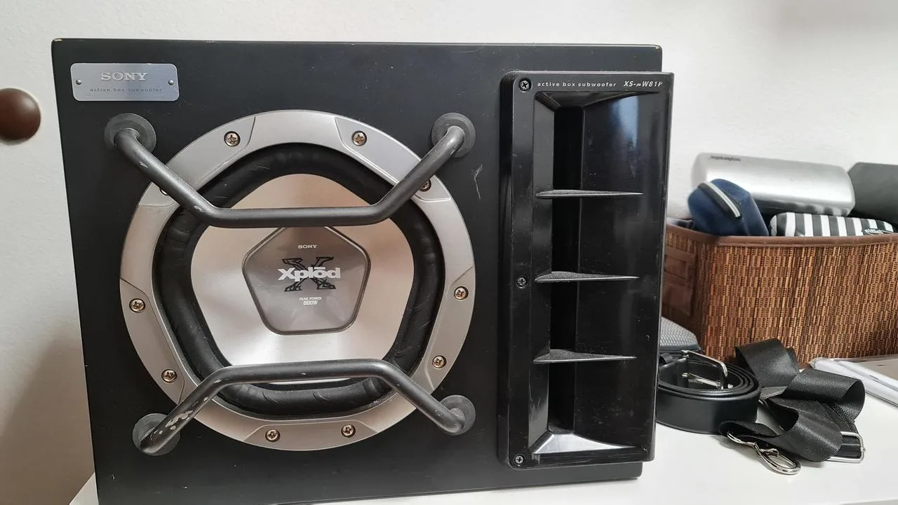 Masakr aktivní subwoofer do auta SONY XS-AW 81P