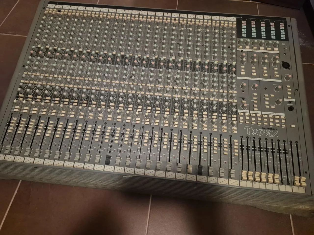 SOUNDTRACS - TOPAZ - studiový pult