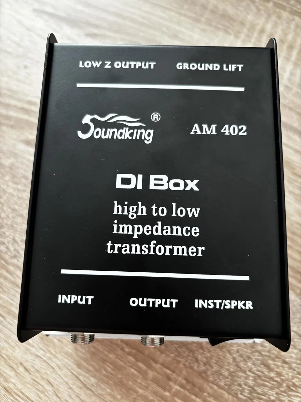 DI Box AM402