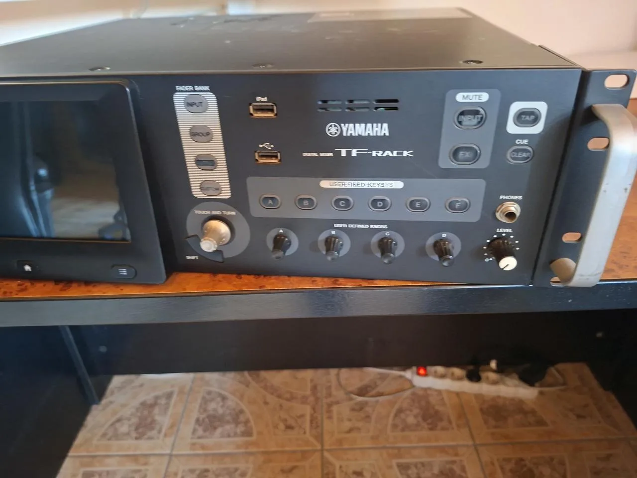 Predám mixpult YAMAHA TF Rack