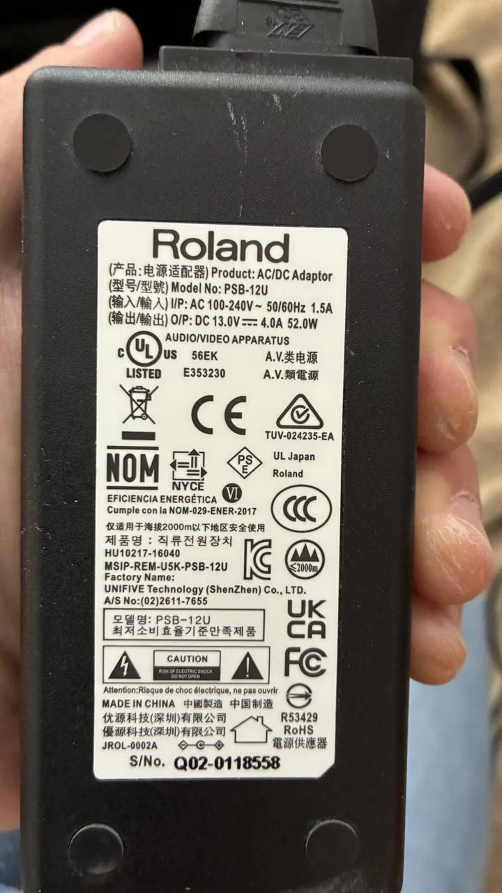 Napájecí adaptér k Roland Cube Street Ex - originál