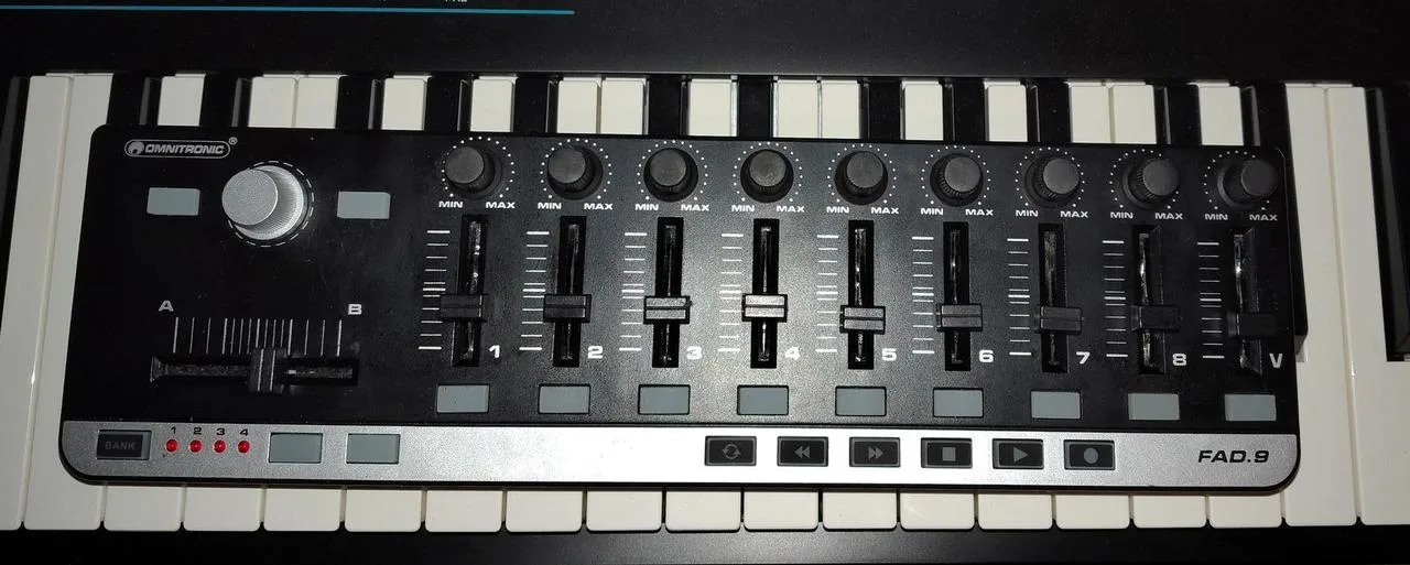MIDI kontroller Omnitronic FAD.9