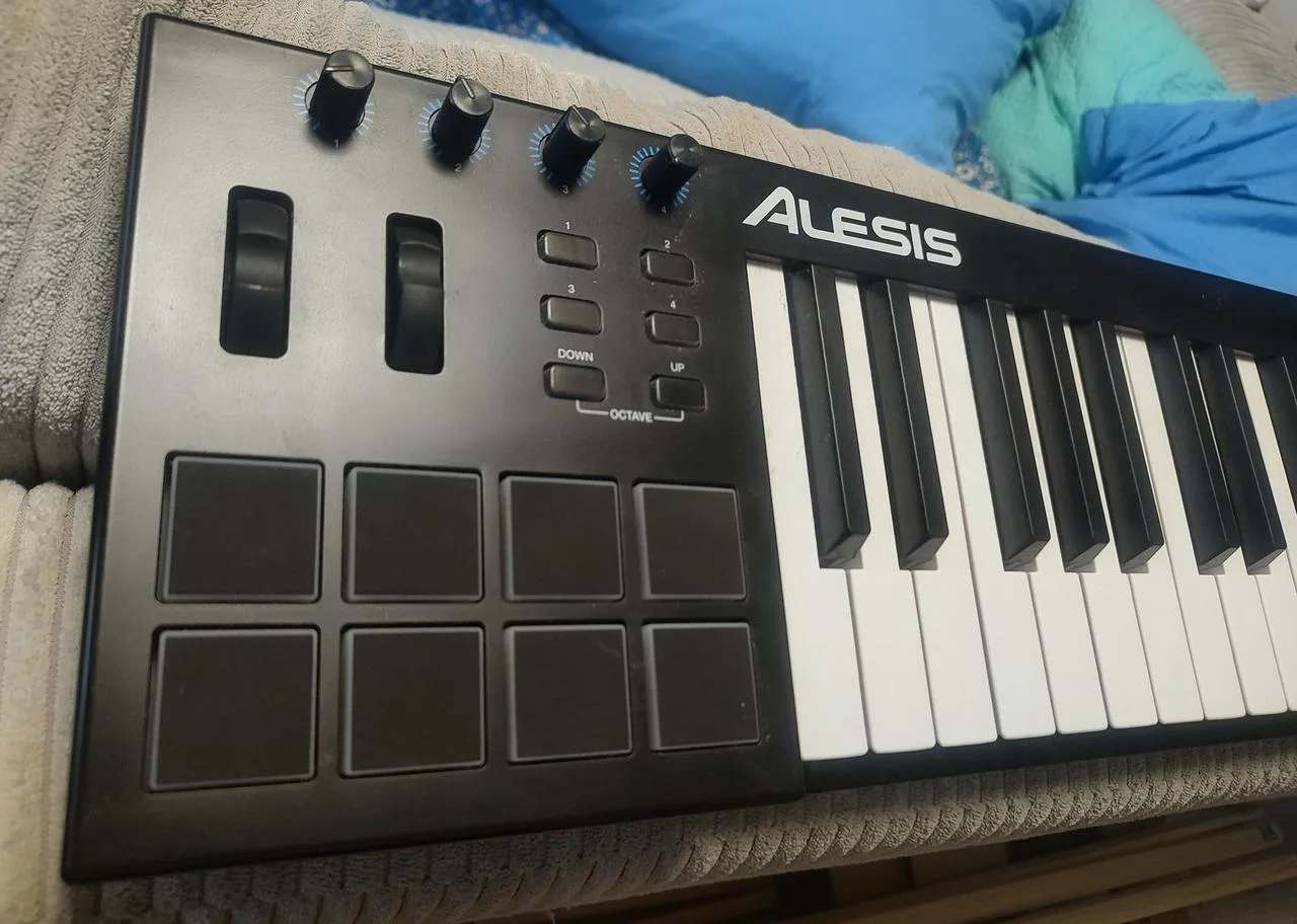 Alesis V49