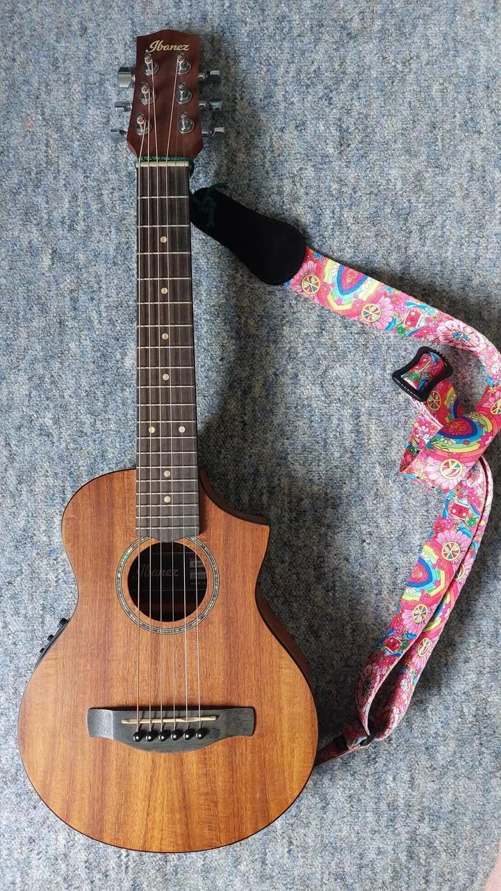 IBANEZ šestistrunné elektroakustické kytarové ukulele