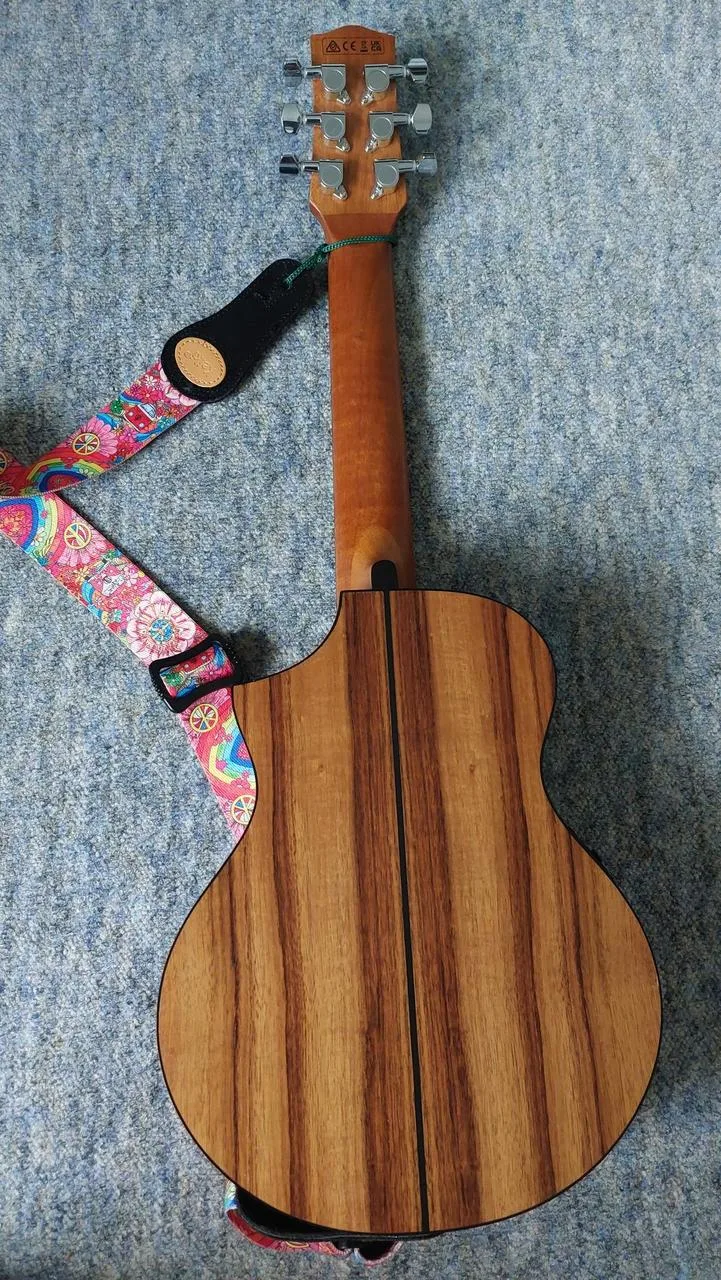 IBANEZ šestistrunné elektroakustické kytarové ukulele