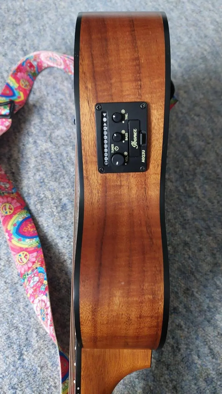 IBANEZ šestistrunné elektroakustické kytarové ukulele