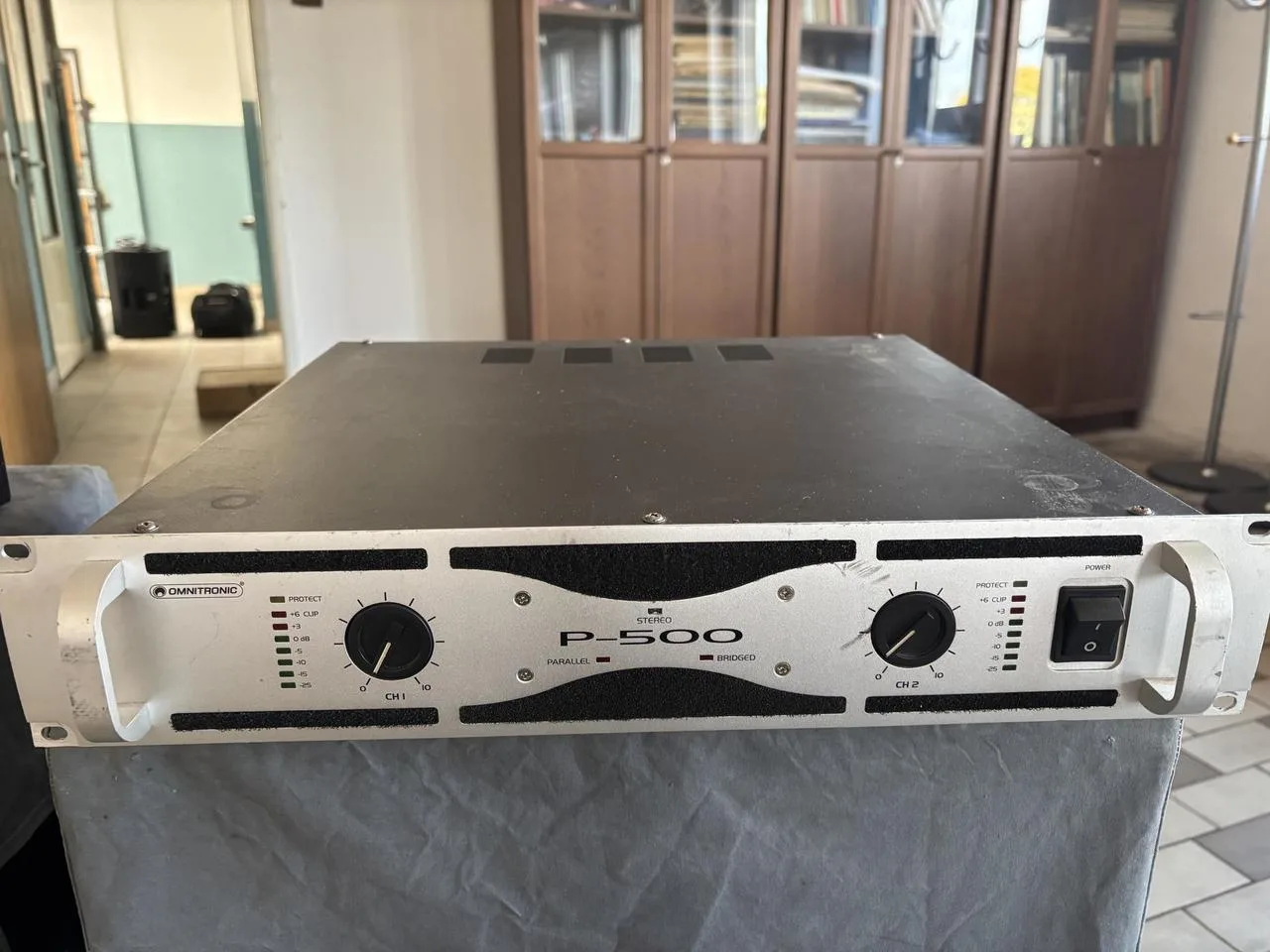Zesilovač Omnitronic 2x250W/4Ohm