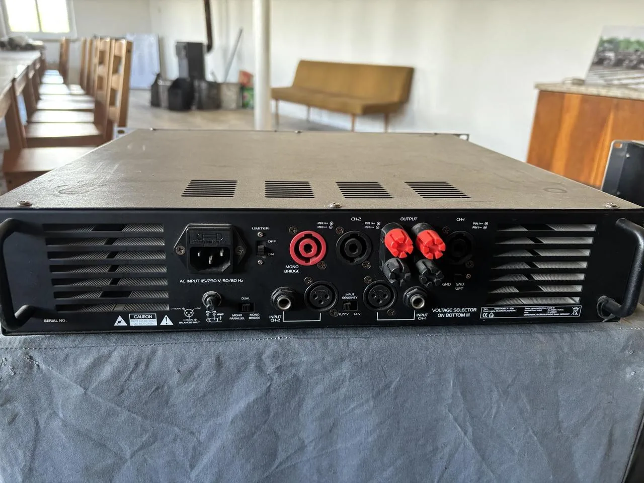Zesilovač Omnitronic 2x250W/4Ohm