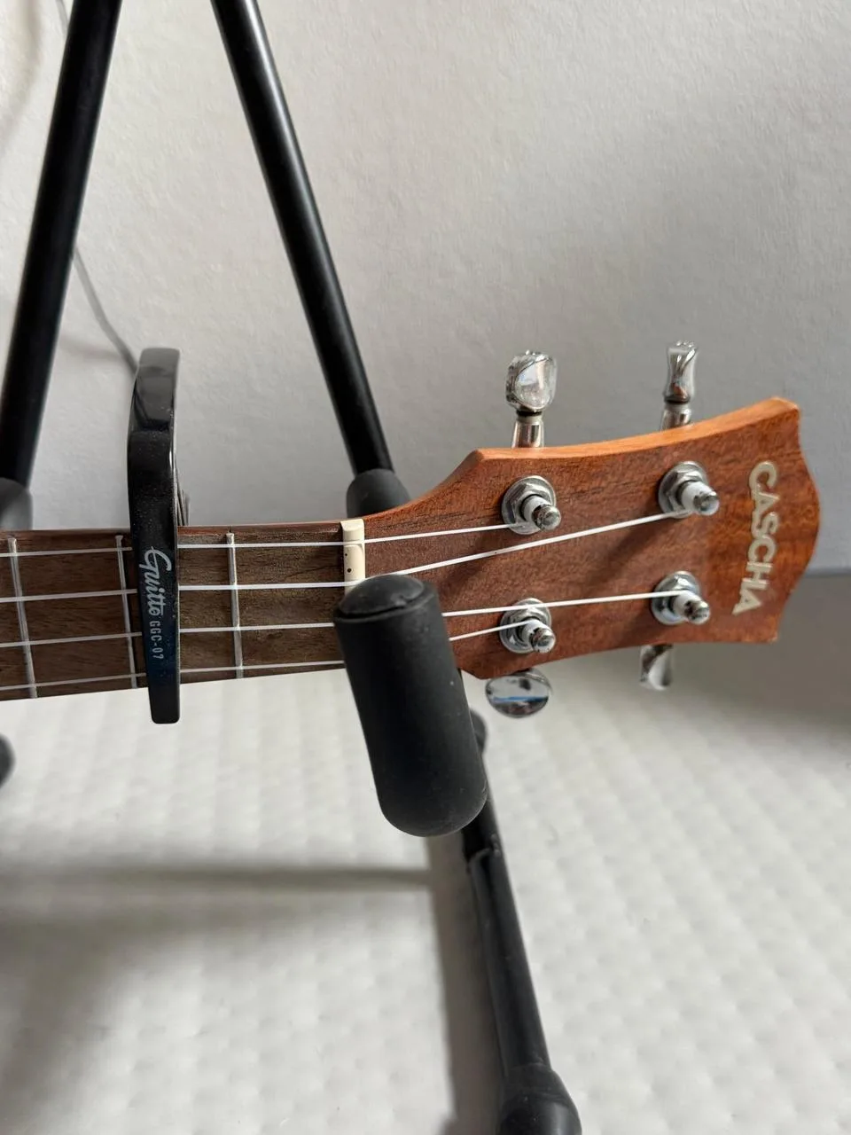Elektroakustické tenorové ukulele s příslušenstvím