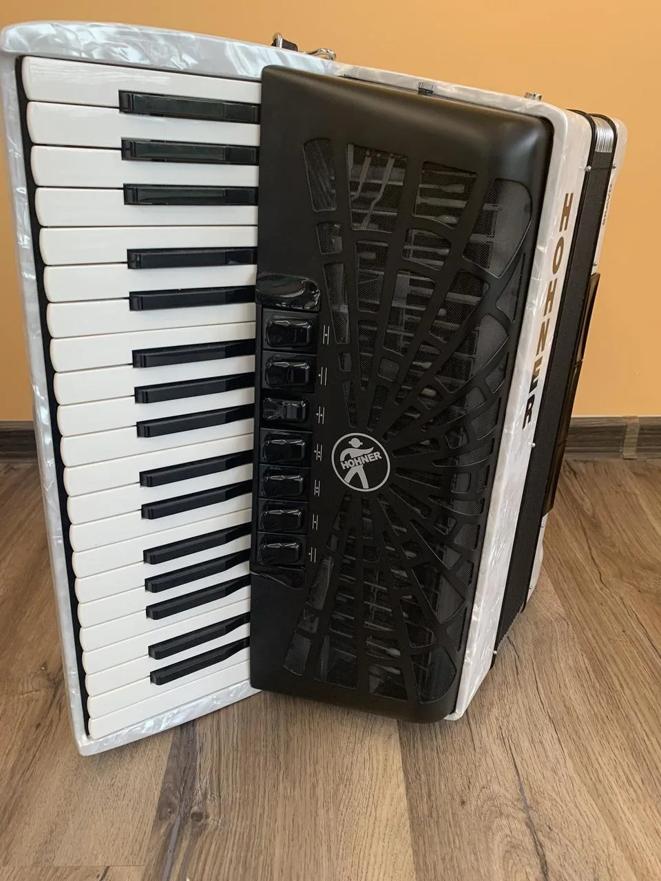 akordeon Hohner Bravo III, 96 basový