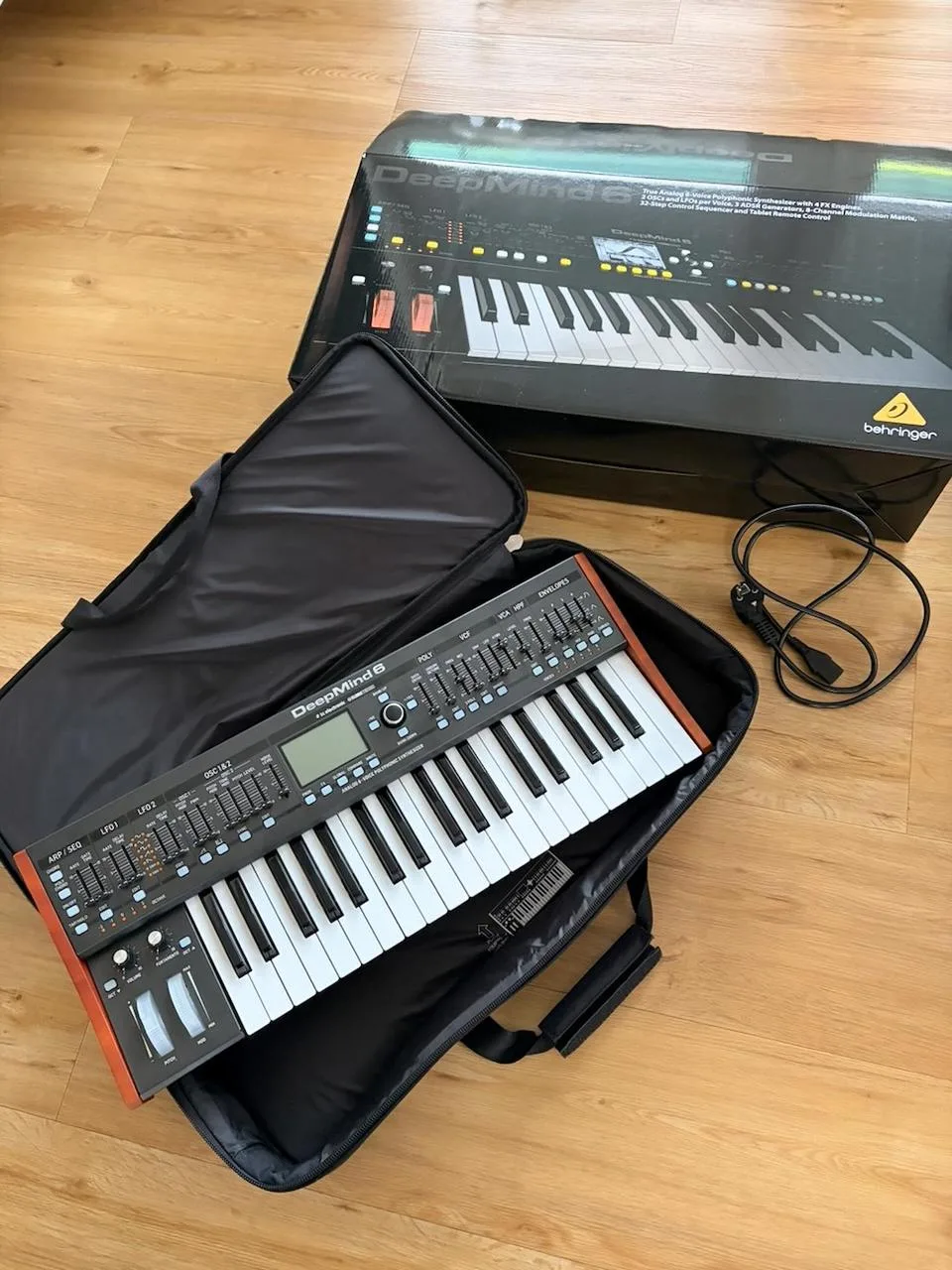 Behringer DeepMind 6 + orig. case + zvukové banky