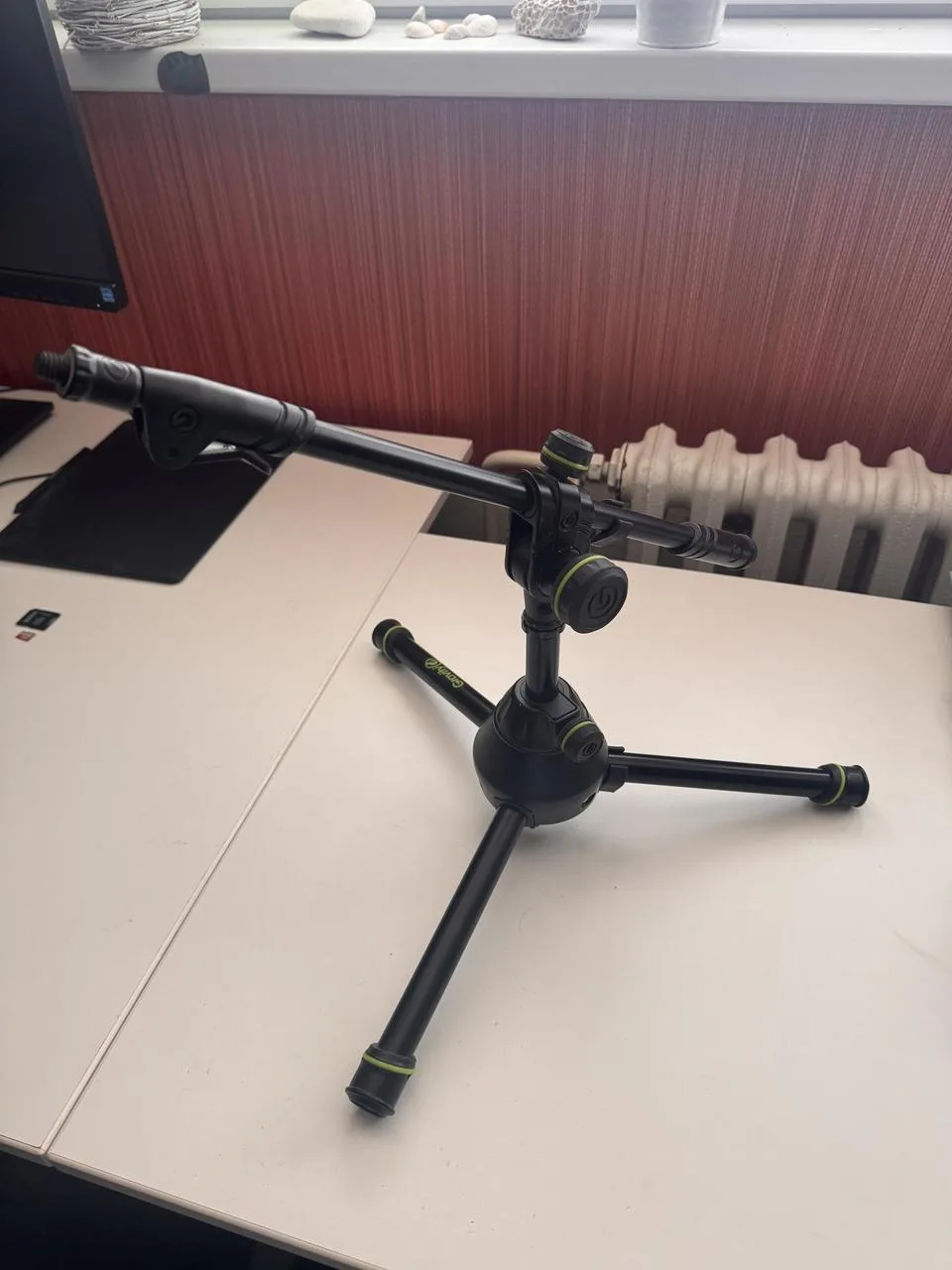 Nízký mikrofonní stojan GRAVITY MS 3122 HDB