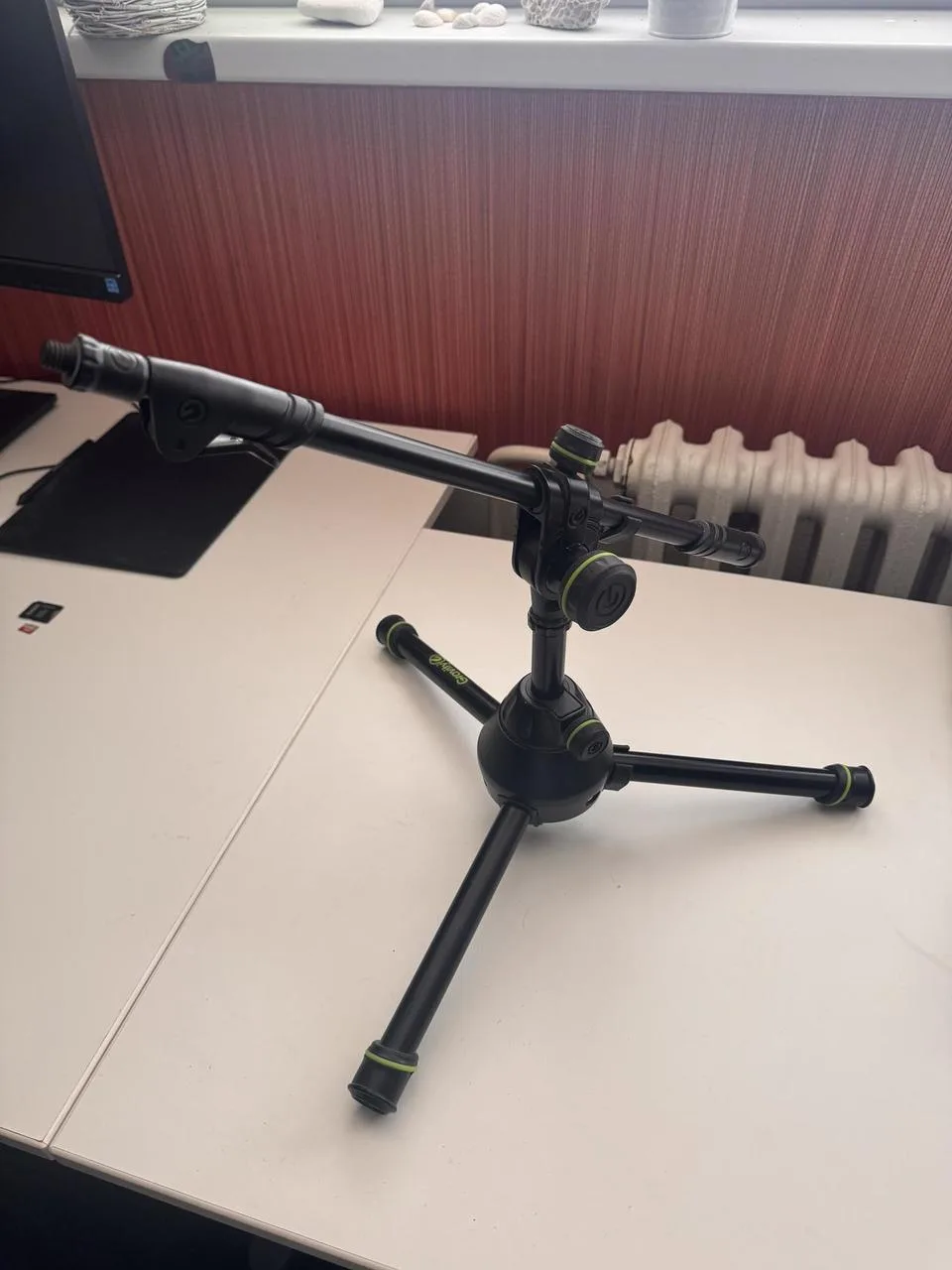 Nízký mikrofonní stojan GRAVITY MS 3122 HDB