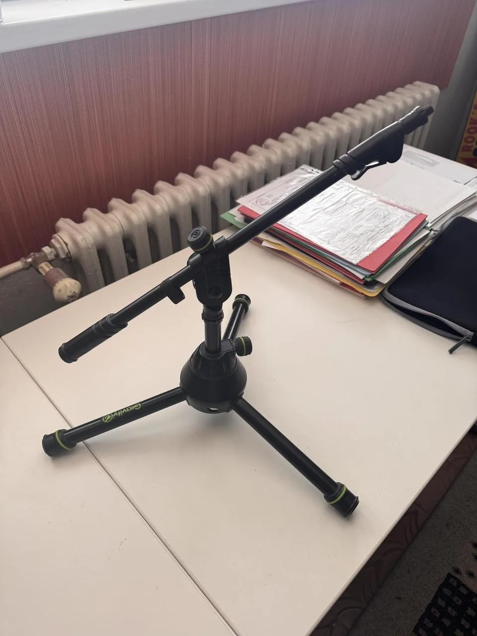 Nízký mikrofonní stojan GRAVITY MS 3122 HDB
