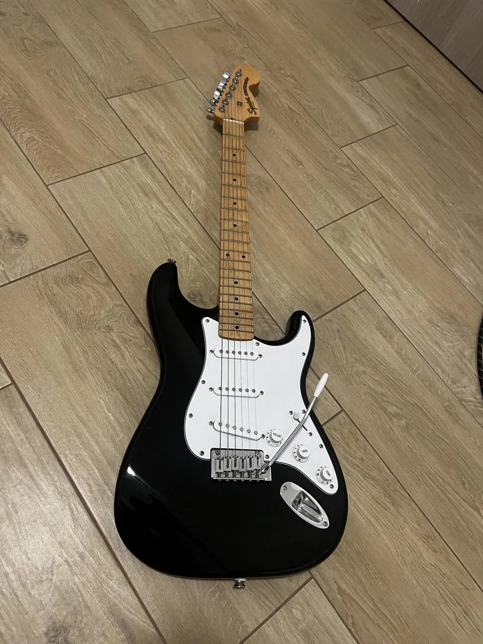 Squier by Fender Affinity Stratocaster (Černá) - Pěkný stav